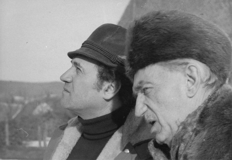 Domokos Géza Szemlér Ferenccel a dálnoki Dózsa György-szobornál 1976. december 19-én, Kovács László felvétele